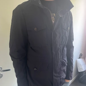 Field jacket Oscar Jacobsson  - Jätte sparsamt använd Field jacket från märket Oscar Jacobsson. Sitter as bra och ganska varm. Går att använda på hösten och vintern med en tröja inuti. Hör av er vid frågor👍🏻🤝🏻