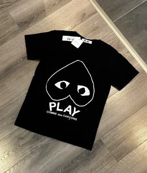 Commes Des Garçons - Säljer en helt ny vit Comme des Garçons T-shirt i storlek S med hög kvalité för väldigt bra pris. Den är helt ny med prislapp och oanvänd. Skriv vid intresse!!!!   