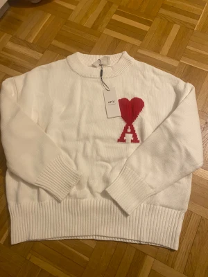 Ami paris  - Vit-röd tröja från ami paris, helt oanvänd, säljer pga beställde fel storlek🙃