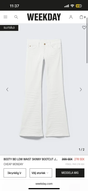 SÖKER!!!! Vita bootcut jeans från Cheap Monday - Snygga vita jeans från Cheap Monday med låg midja och bootcut-ben. Modellen är skinny upptill och utsvängda nertill, klassisk femficksdesign och gylf med dragkedja. Perfekta för dig som vill ha en clean och fräsch look.