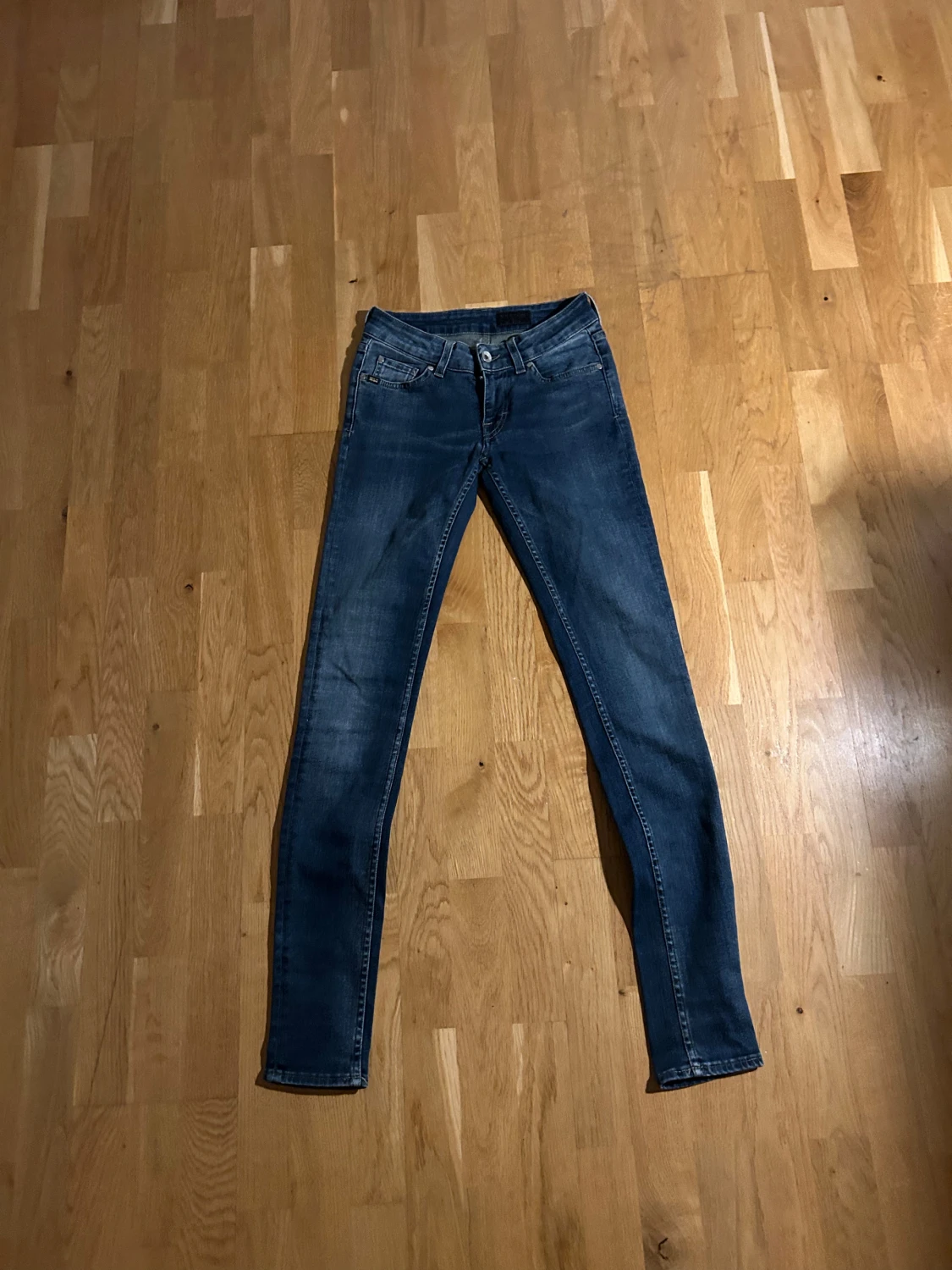 Säljer ett par Tiger of sweden jeans.