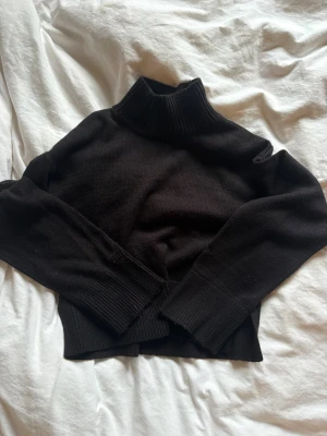 Stickad tröja med slits ifrån HM - Superfin tröja ifrån HM med slits längst ner! Skönt material. Använd 1-2 gånger endast!