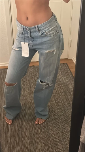 Ljusblå zara jeans - Säljer dessa populära slutsålda zara jeansen, nya med prislapp på. De är wide leg, mid waist, full length. Till referens är jag 170cm lång💕