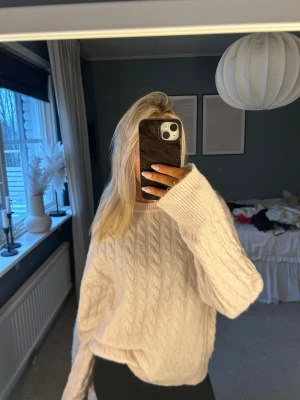 Ljusros stickad tröja - Säljer denna jättefina och sköna ljusrosa stickade tröjan från hm. Den är knappt använd💞