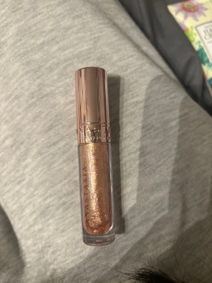 Glitter lipstick  - Provet en gång, annars orörd.