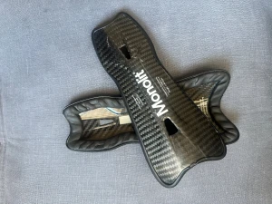 Monolit Benskydd  - Säljer Monolit benskydd i storlek L. De är i bra skick, sitter bekvämt och ger bra skydd med hård utsida och mjuk insida. Justerbara remmar håller dem på plats under spel. 