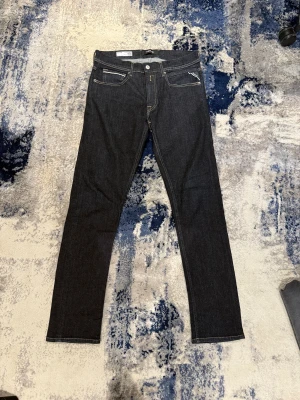 Replay Grover Jeans - Riktigt snygga blåa Replay Grover jeans. Storlek 32/32. Han på bild är 185cm, 75kg. Pris kan diskuteras vid snabb affär!