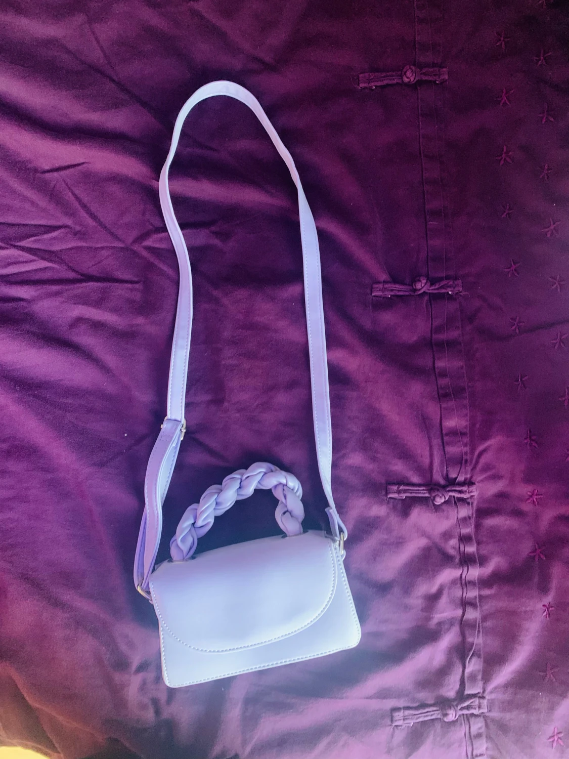 Ljuslila axelväska med flätat handtag - 2