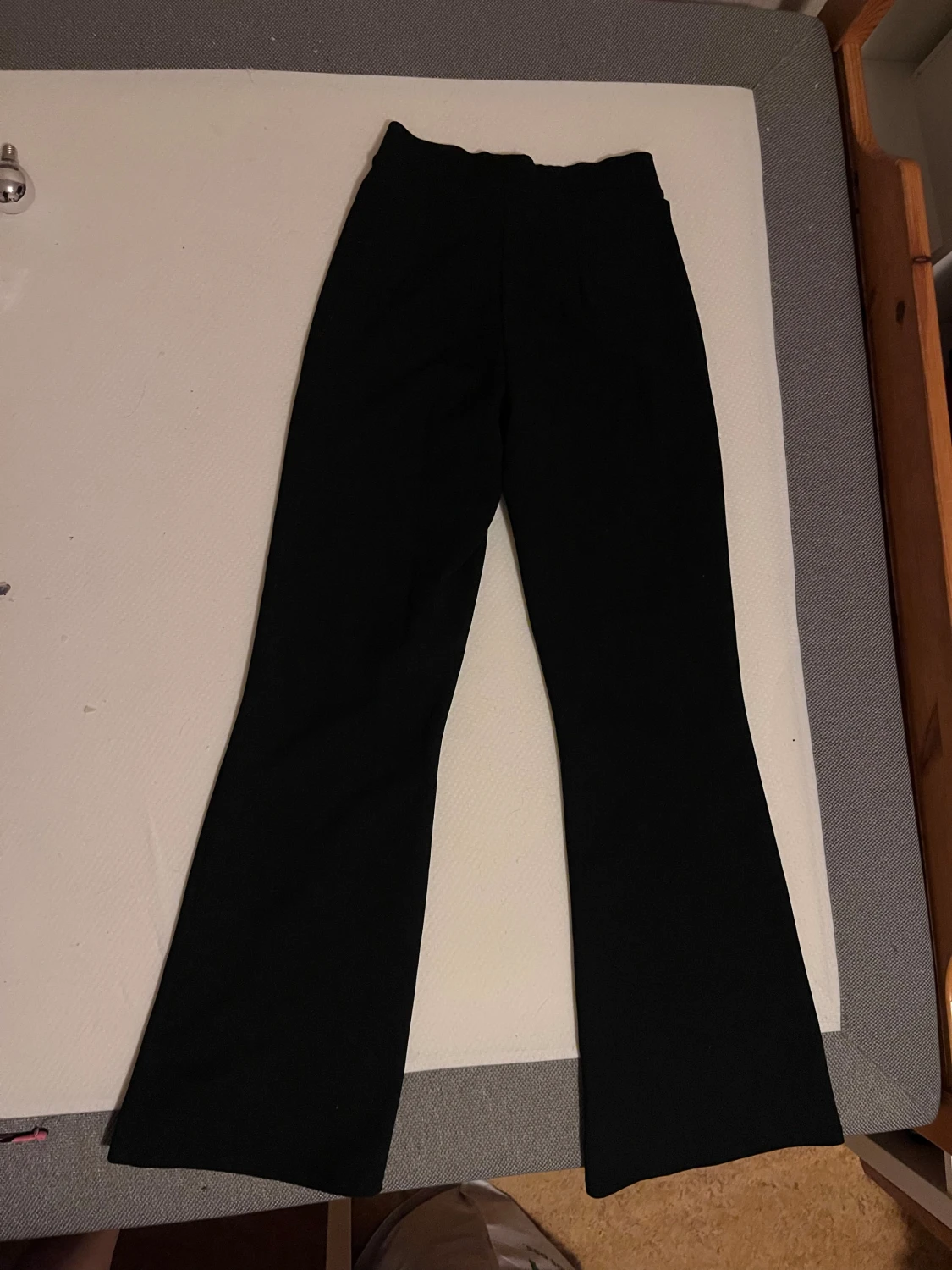 Svarta bootcut byxor med hög midja - 1