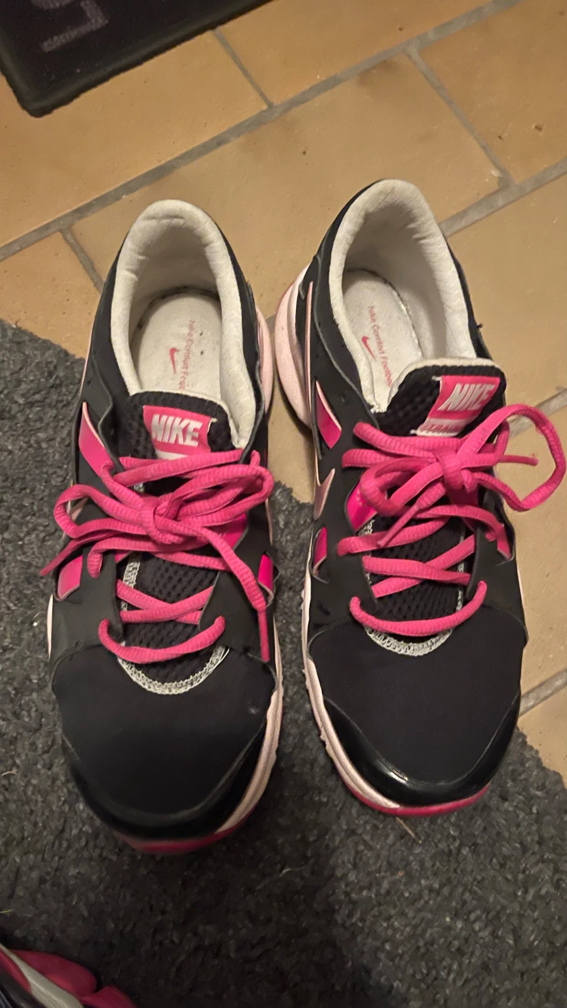 Svarta och rosa Nike sneakers strl 38