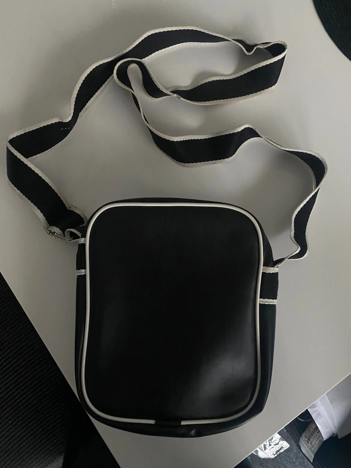 Svart axelväska från Adidas - 1