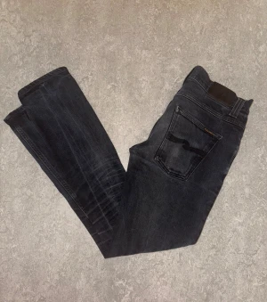 Blå/Svarta Nudie jeans - Tja, säljer dessa nudie jeans. Storlek är W32 L34, dock så skulle jag säga att den är lite mindre än så på bredden då modellen verkar vara ganska tight, så rekommenderar starkt om du gillar snygga tighta jeans. Anledningen till att jag säljer dem är för att dem är för små för mig tyvärr. Det är ett riktigt bra par jeans och ändå i hyfsat bra skick då det finns två hål i vänstra fickan men annars är den kanon! Modellen är Grim tim Nudie Jeans. Hör gärna av er om ni har frågor tack 😎🤩🙌🏼