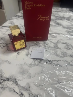 Baccarat Rouge 540 Extrait Parfym - Lyxig och ikonisk parfym från Maison Francis Kurkdjian Paris. Extrait de parfum-variant, perfekt för dig som vill sticka ut med en exklusiv doft. Snygg röd flaska och elegant förpackning.
