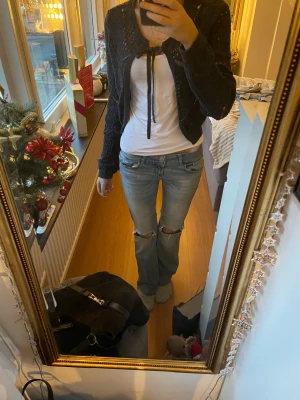 Stickad bolero kofta💞 - Säljer en stickad bolero kofta från PICES, passar till både sommar och vinter, jätte skön och mysig. Passar till mycket och är samtidigt väldigt söt! Knappt använd❣️