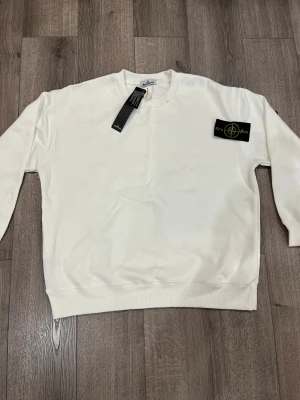 Stone island tröja - Stone island tröja i nyskick, endast testad 10/10. Tillkommer med tag samt dens badge. Hör gärna av er vid intresse!!