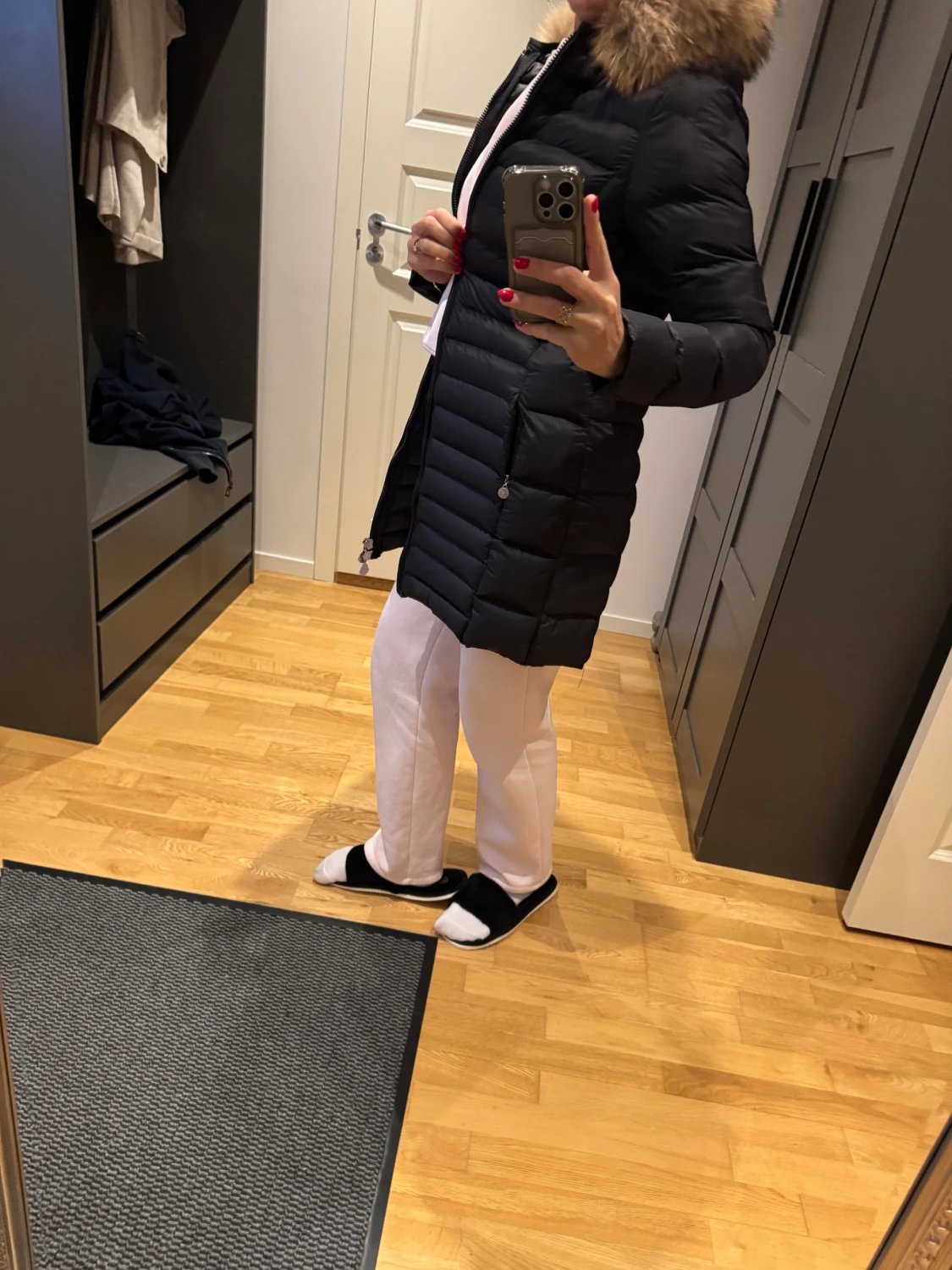 Svart dunjacka med päls på huvan - 2