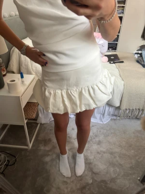 Vit volangkjol från Zara - Supersöt vit volangkjol från Zara. Perfekt att ha på sommaren, men även vid festligare tillfällen! Aldrig använd