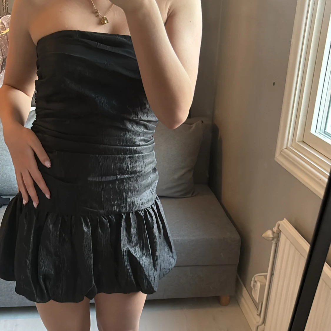 Svart axelbandslös kort klänning - 2