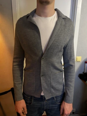 Grå overshirt med knappar - Snygg grå kofta med knappar framtill och två fickor. Perfekt för en stilren look. Passar bra till jeans eller chinos. Regulsr modell och strlk M. Priset kan diskuteras😄