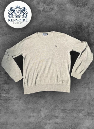 Grå tröja från Polo Ralph Lauren - Snygg grå tröja från Polo Ralph Lauren i mjuk pima bomull. DUNDERPRIS på den just nu! Köp den inom kort!