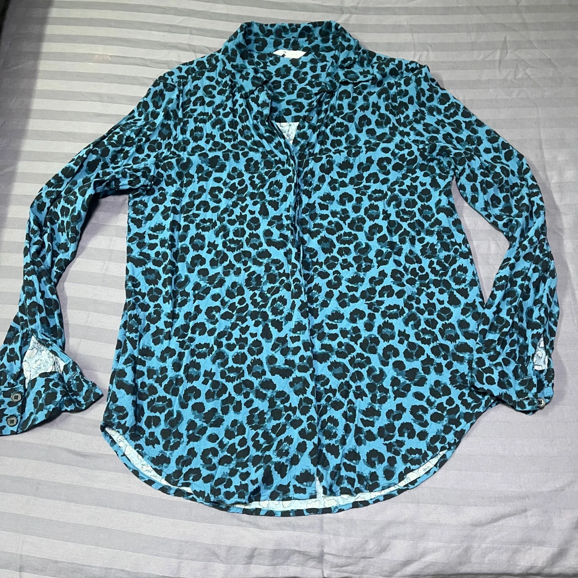 Blå leopardmönstrad skjorta S - 5