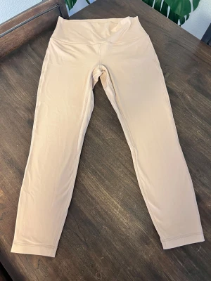 Beige leggings från Lululemon - Snygga beige leggings från Lululemon i storlek M