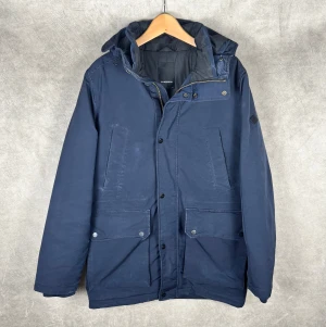 J.Lindeberg Jacka | M - J.Lindeberg Vinterjacka | Bra skick | Storlek M | Modellen är 185 och väger 65kg | INGA BYTEN | Fraktar spårbart eller möts upp i Täby