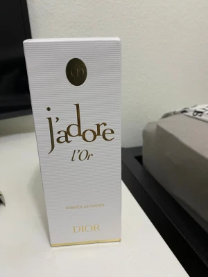J'adore l'Or Essence de Parfum - Lyxig och elegant parfym från Dior, J'adore l'Or Essence de Parfum. Perfekt för dig som vill sticka ut med en exklusiv doft. Snygg flaska och förpackning som ger en premiumkänsla.