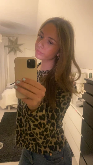 Leopardmönstrad långärmad tröja Gina Tricot - Säljer en snygg långärmad tröja från Gina Tricot i storlek S. Tröjan har ett coolt leopardmönster i beige, svart och bruna toner. Rund hals och loose fit, perfekt att styla med jeans eller kjol. Materialet är mjukt och känns skönt mot huden.