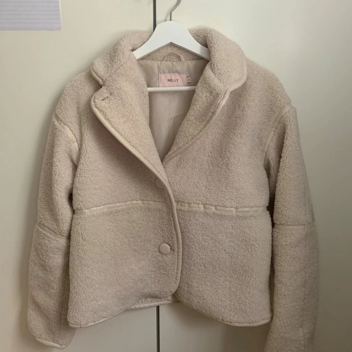 Beige teddyjacka från Nelly - 1