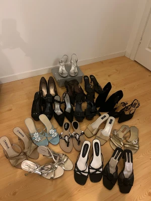 Skorna säljs mellan 100-200kr styck - Skriv i meddelande om vilka skor ni är intresserade av så lägger jag upp en till annons där ni kan köpa dem. Priset diskuteras med mig beroende på vilka skor ni väljer, om ni även vill ha en närmare bild på skorna så kan ni skicka ett meddelande ✨