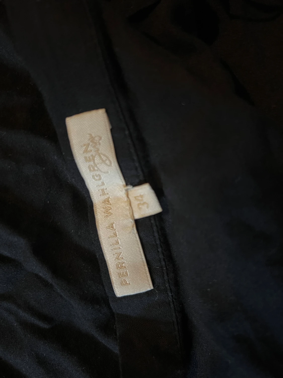 Svart omlottkjol Pernilla Wahlgren