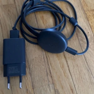 Google Chromecast (3rd Generation) - Google Chromecast 3rd Gen i fint skick, komplett med original strömadapter och kabel. Perfekt för att streama video, musik och appar direkt till din TV. 
