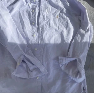 Ralph Lauren skjorta - Säljer en snygg ljusblå skjorta från Ralph Lauren. Storlek M och sitter riktigt bra. Säljer pågrund av att den inte passar längre. För mer frågor skriv gärna!