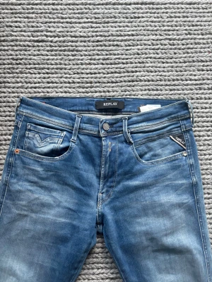 Replay anbass hyperflex  - Replay Anbass w 31 L 32 med mycket fina faders och dessa jeansen ör i mycket fint skick inga defekter! Nypris 1800! Sitter slim
