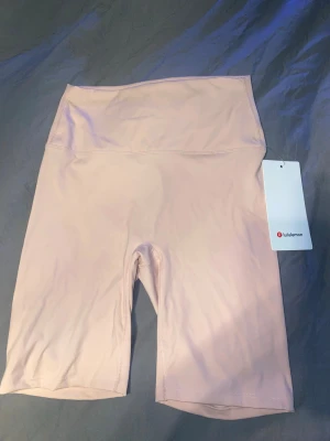 Lululemon träningsshorts  - Säljer två par Lululemon träningsshorts helt oanvända med tags i ljusrosa och svart💕priset kan diskuteras om man köper dom tsm💕