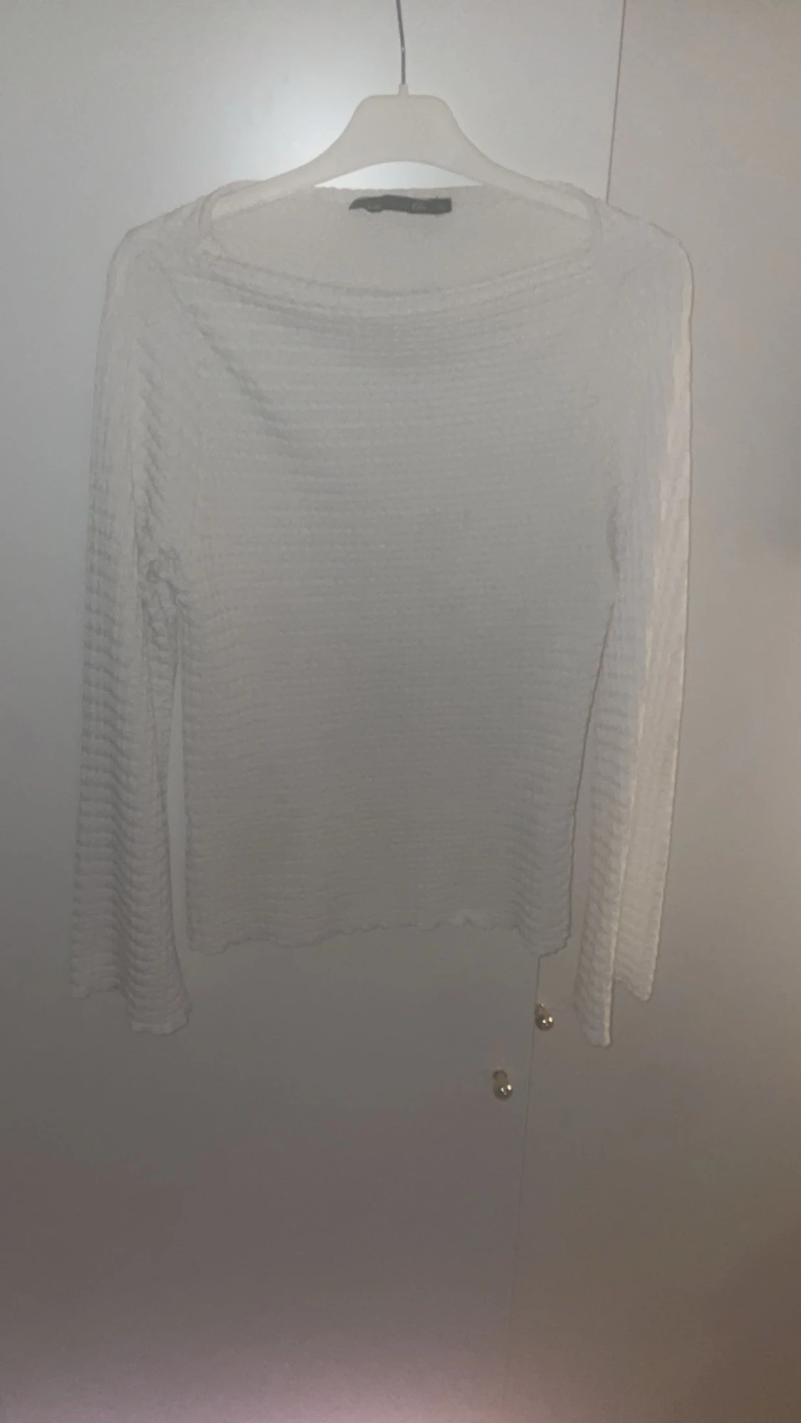 Vit ribbad långärmad tröja