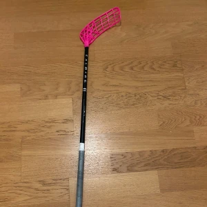 Salming carbon PRO RD q serie 27 flex - Säljer min Salming carbon PRO RD q serie 27 flex som är använd väldigt lite tyckte den var lite för mjuk för mig då jag brukar köra 26 flex därför säljer jag den. Använd en gång på träning och lite grann hemma väldigt fin klubba annars. Den är right men kan sälja bara skaft också.