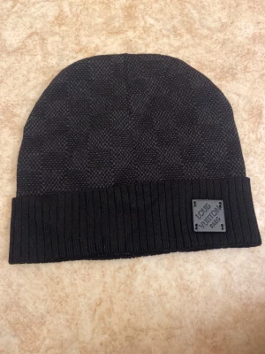 Svart L.-v mössa  - Helt ny möss perfekt till vintern 