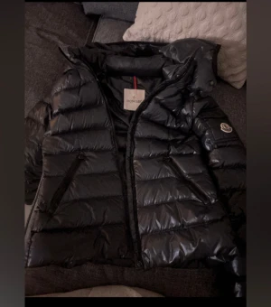 moncler jacka bady  - Jag säljer denna jacka ifrån moncler. Modellen är BADY och storlek är 164/14 år. Jackan är mörkblå och den är köpt på NK i stockholm och kvitto och prisplapp finns (prislappen siffer inte på jackan). 