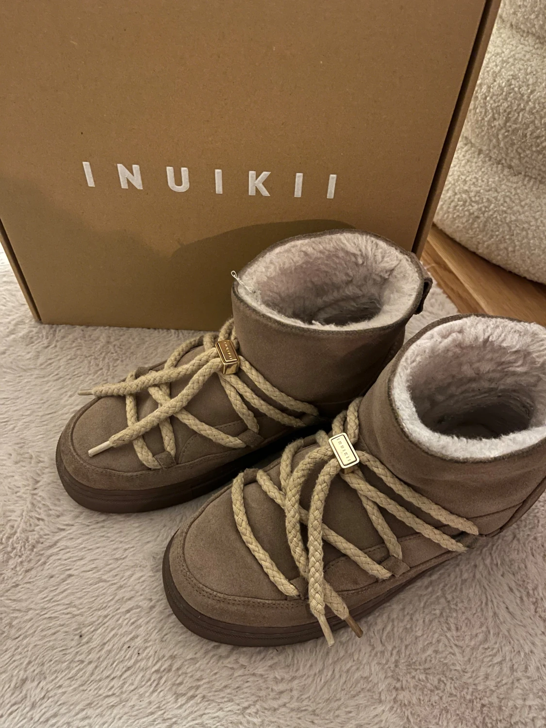Beige Inuikii boots med snörning