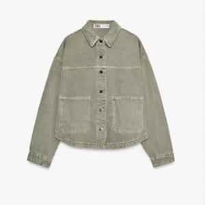 Beige overshirt från Zara - Säljer en beige overshirt från Zara med klassisk krage och stora fickor framtill. Jackan har knappar hela vägen och är tillverkad i ett jeansliknande material. Perfekt för lager-på-lager och har en loose passform som ger en chill vibe.