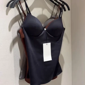 Zara topp  - Den populära toppen/bodyn från zara som är helt slutsåld! Storlek S