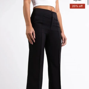 Kostymbyxor - Säljer dessa skitsnygga kostymbyxor från madlady, pris diskuterbart då byxorna har jättelite noppror ❤️