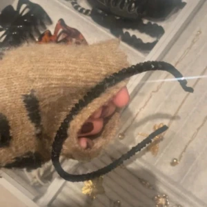 Diadem - Säljer ett diadem med svarta skimrande pärlor. Diademet passar perfekt till att stayla med kläder för att piffa upp den. Skriv såklart till mig ifall du har några frågor eller funderingar!💕