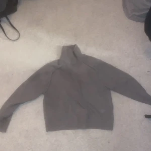 Beige polotröja från H&M XS - Mysig beige/ brun polotröja från H&M i storlek XS. Tröjan är stickad med ribbad hög krage och långa ärmar. Använd.