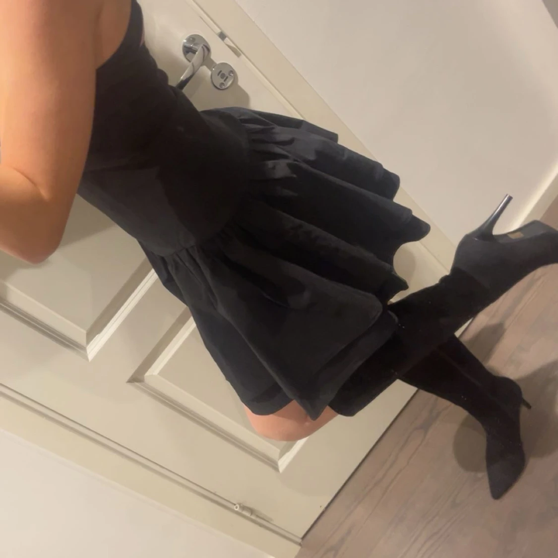 Svart kort klänning från Boohoo - 1