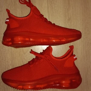 Helt nya röda sneakers stl 39 med superbekväm anti-halk sula och andningsbart material - Helt nya röda sneakers stl 39 med superbekväm anti-halk sula och andningsbart material