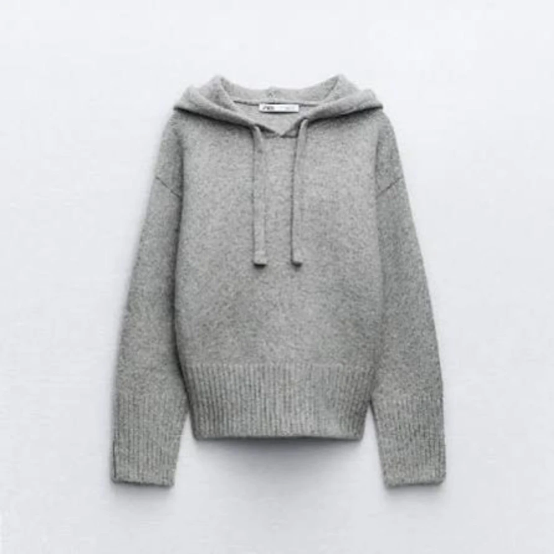 Grå stickad hoodie med snörning