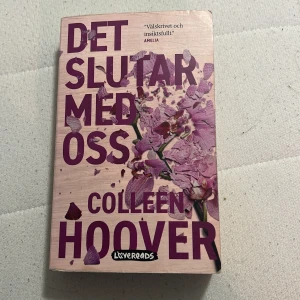 Det slutar med oss - En gripande och känslosam roman om Lily som flyttar till Boston för att följa sin dröm. Hon möter Ryle, en kirurg, och deras relation sätts på prov när hennes förflutna dyker upp. Perfekt för dig som gillar starka berättelser om kärlek, mod och att våga välja sin egen väg.